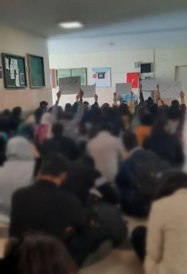 تحصن دانشکده علوم اجتماعی دانشگاه تهران در اعتراض به پرونده سازی، ممنوعیت ورود به دانشگاه و بازداشت دانشجویان