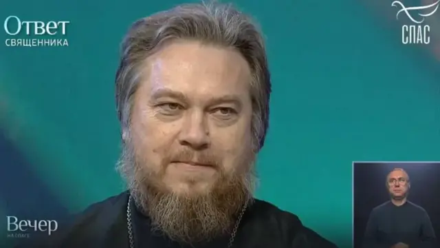 священник