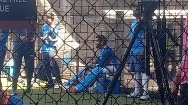 నెట్స్‌లో ప్రాక్టీస్ ఆపేసి కూర్చొని ఉన్న రోహిత్ శర్మ