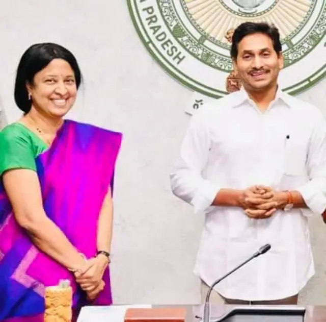 ఆంధ్రప్రదేశ్ ముఖ్యమంత్రి జగన్‌తో సీనియర్ ఐఏఎస్ అధికారి శ్రీలక్ష్మి