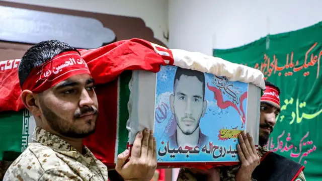 در حالی که ماموران امنیتی عموما تلاش می‌کنند اجازه ندهند هرگونه مراسمی برای معترضان کشته شده برگزار شود، کشته‌شدگان وابسته به حکومت با عنوان «شهید» و با مراسمی ویژه به خاک سپرده می‌شوند
