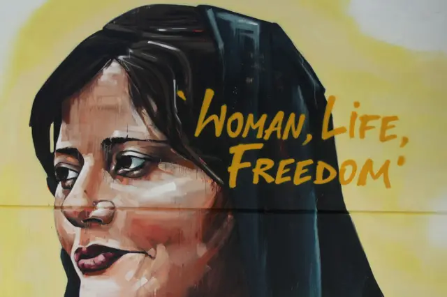 کشته‌شدن مهسا امینی، بزرگترین موج تظاهرات ضد حکومتی را از سال ۵۷ تا امروز به وجود آورد و او به نماد مبارزه علیه جمهوری اسلامی تبدیل شد