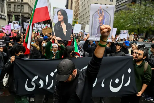 تصاویر مهسا امینی در بسیاری تجمعات اعتراضی ۵۰ روز اخیر در جای جای جهان دیده شده است