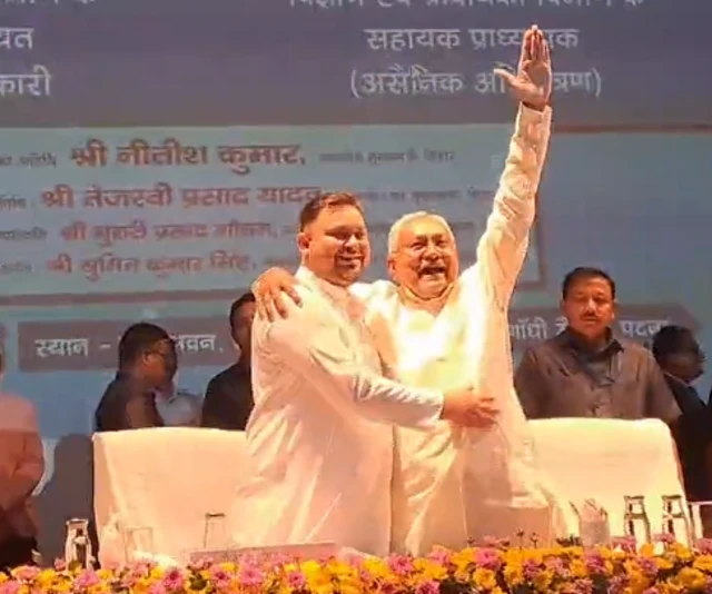 बिहार के मुख्यमंत्री नीतीश कुमार के साथ तेजस्वी यादव