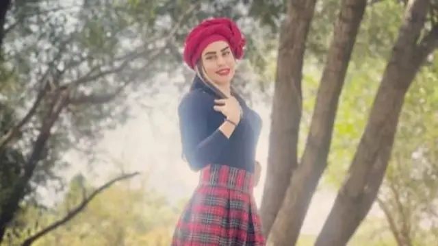 ویدئویی منسوب به منیا یعقوبی در شبکه‌های اجتماعی منتشر شد که در آن زنی در حال پرتاب سنگ به سوی قبرستانی در اراک دیده می‌شد