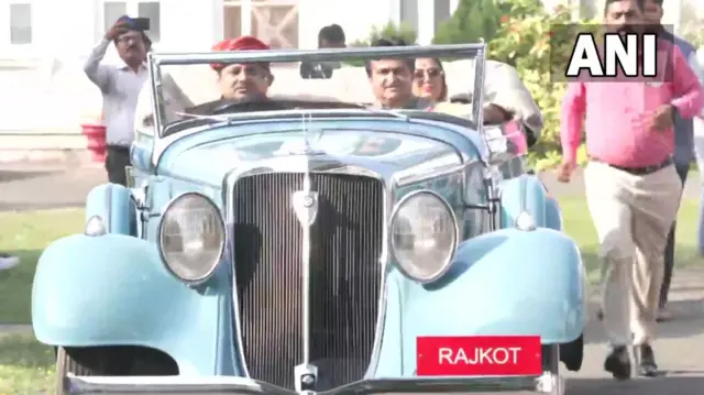 વિન્ટેજ કારમાં રાજવી પરિવારના સભ્યો