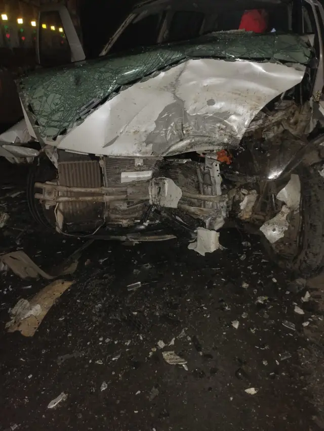 రోడ్డు ప్రమాదంలో దెబ్బతిన్న కారు