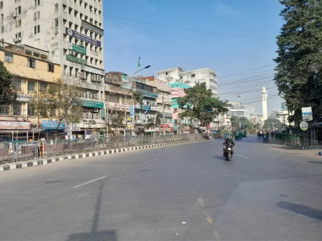 অন্যদিনের তুলনায় ঢাকায় যানবাহন এবং লোক চলাচল অনেক কম দেখা যাচ্ছে