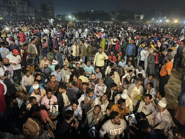 ঢাকার গোলাপবাগে শুক্রবার রাতে অবস্থান নেয়া বিএনপির নেতা-কর্মীদের একাংশ