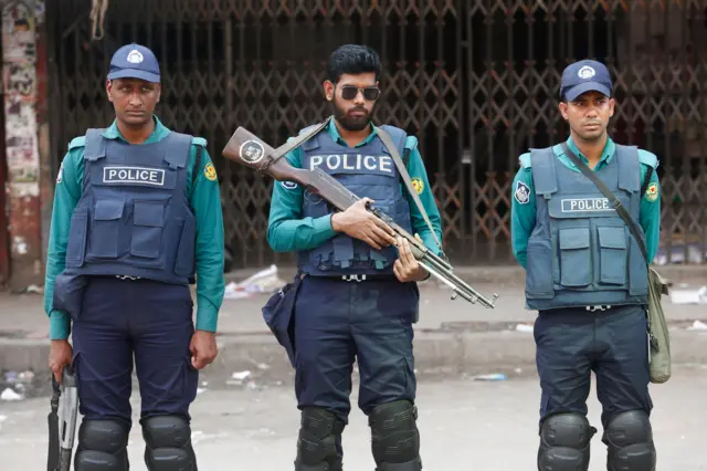 পুলিশের প্রহরা