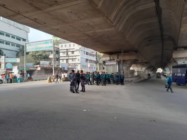 ঢাকার বিভিন্ন পয়েন্টে পুলিশের উপস্থিতি চোখে পড়ার মতো