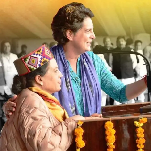 प्रियंका गांधी के साथ प्रतिभा सिंह (फ़ाइल फोटो)
