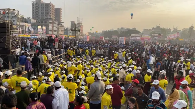 বিভিন্ন জেলা বা অঙ্গসংগঠন থেকে আসা নেতা-কর্মীরা অনেকটা একই রঙের পোশাকে অংশ নিয়েছেন।