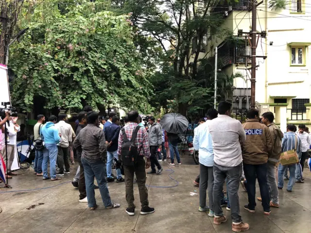 కవిత ఇంటి ముందు పోలీసులు