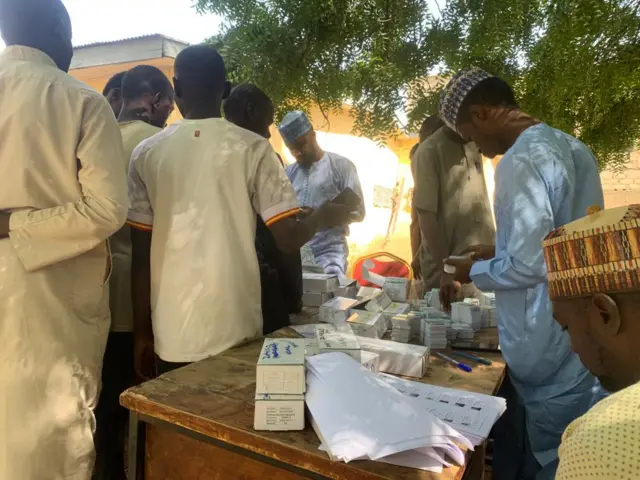 Jami'an INEC na ware katunan kafin su fara rabawa