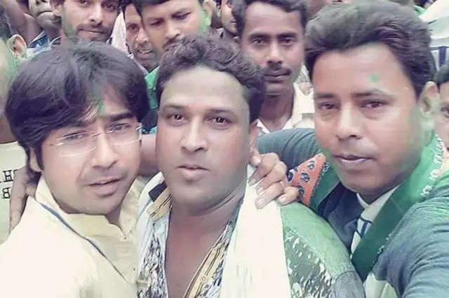 लालन शेख (बीच में) और बगटुई की आगजनी