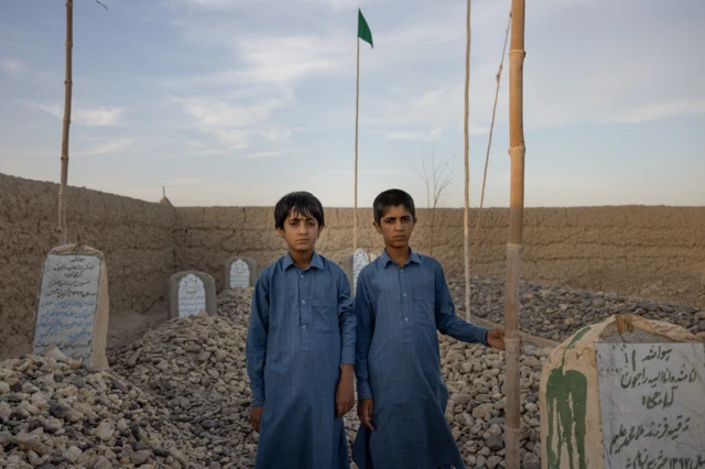 بلال و عمران در کنار گور مادر شان