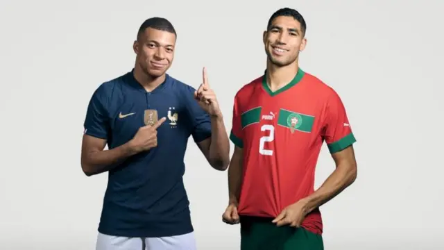 फ़्रांस के एमबापे (बाएं) मोरोक्को के खिलाड़ी असरफ़ हकीमी के साथ