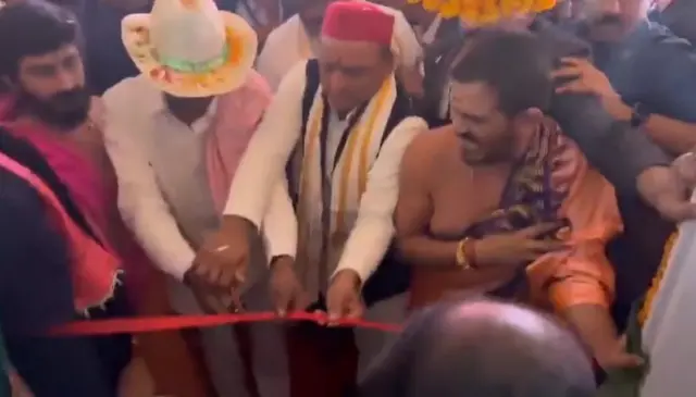 దిల్లీలో పార్టీ కార్యాలయాన్ని ప్రారంభిస్తున్న కేసీఆర్