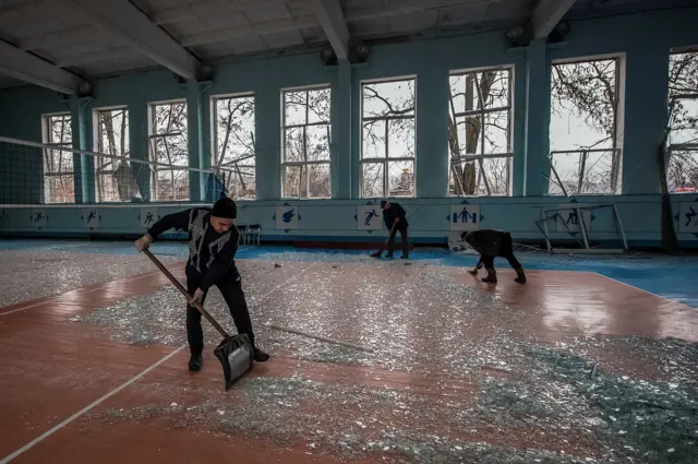 Выбитые стекла школы после обстрела в Краматорске