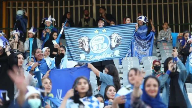 تماشاگران زن هوادار استقلال