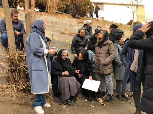 سینماگران در مقابل زندان اوین