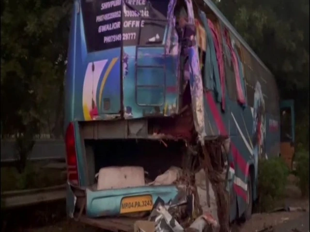 ग्रेटर नोएडा एक्सप्रेसवे पर दो बसों में टक्कर