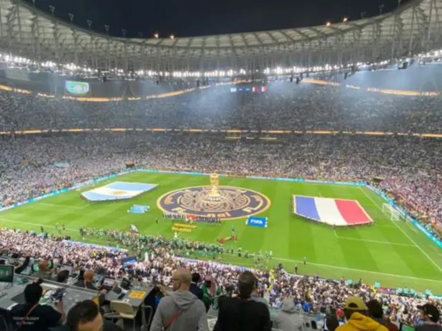 అభిమానులతో స్టేడియం కిక్కిరిసిపోయి ఉంది