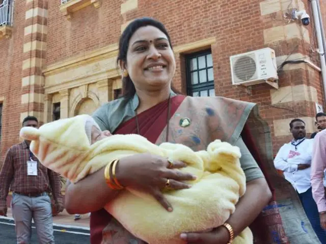 బిడ్డతో ఎన్సీపీ ఎమ్మెల్యే