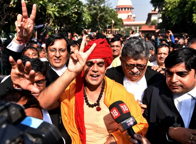 समाचार एजेंसी एएनआई के अनुसार, स्वामी चक्रपाणि हिंदू महासभा से भी जुड़े हुए हैं