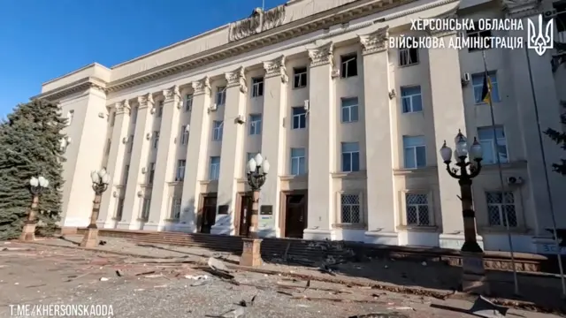 Здание областной администрации Херсонской области подвергается обстрелам