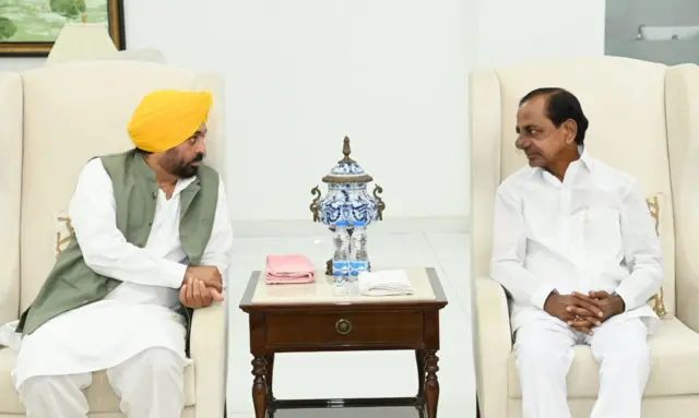 తెలంగాణ ముఖ్యమంత్రి కేసీఆర్, పంజాబ్ సీఎం భగవంత్ మాన్