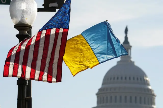 Украинский флаг около Капитолия