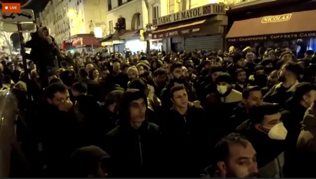 الحشود بالقرب من الحادث