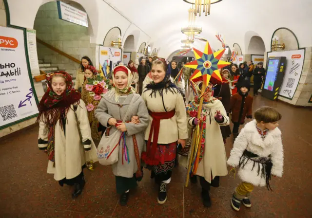 Украинские дети в национальных костюмах исполняли рождественские колядки на станциях киевского метро, где жители столицы укрываются во время сигналов воздушной тревоги