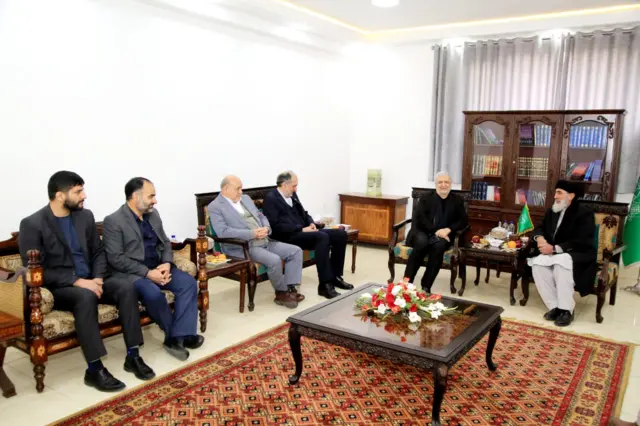 گلبدین حکمتیار، رهبر حزب اسلامی در دیدار با حسن کاظمی قمی و دیپلمات‌های ایرانی