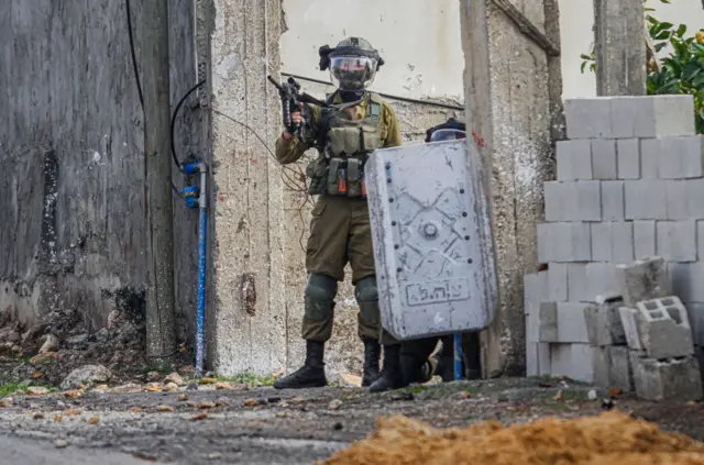 اعتقال 5 فلسطينيين على يد القوات الإسرائيلية في الضفة الغربية