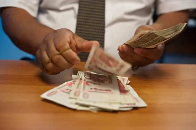 الجزائر تقر زياردة في الأجور تصل إلى 47% مع انتعاش سوق المحروقات