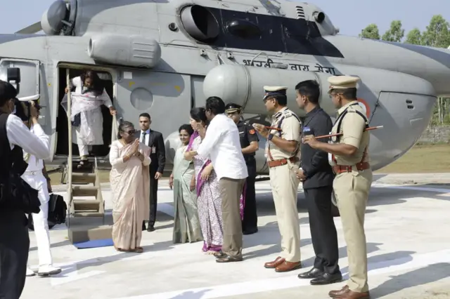 హెలికాప్టర్ దిగుతున్న ద్రౌపది ముర్ము