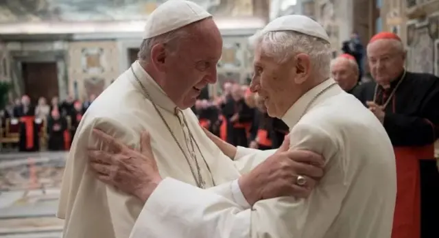 Pope Francis na Benedict ka na-ezute onwe ha kwa mgbe kwa mgbe, kemgbe ọ gbara arụkwaghịm dịka Poopu na 2013.