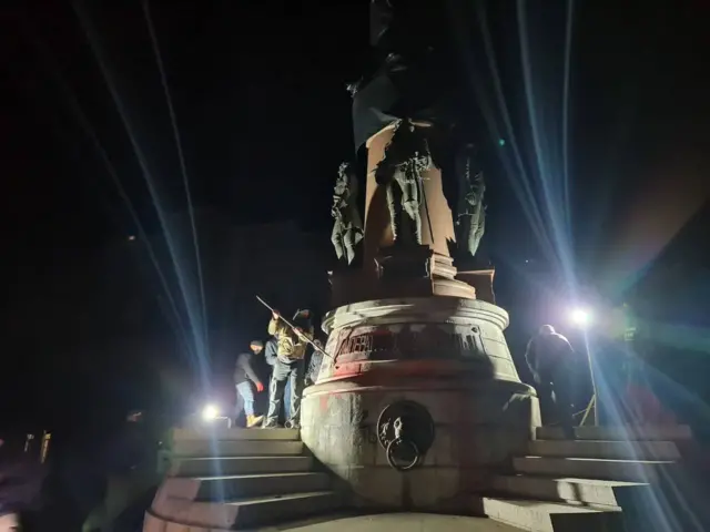 начало демонтажа памятника Екатерине в Одессе