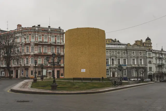 Памятник Екатерине Второй, обнесенный ограждением
