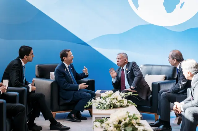 الملك حسين خلال قمة المناخ في مصر مع الرئيس الإٍسرائيلي