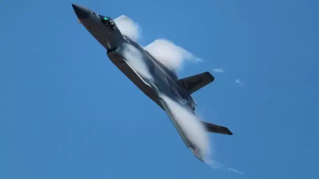 طائرة عسكرية