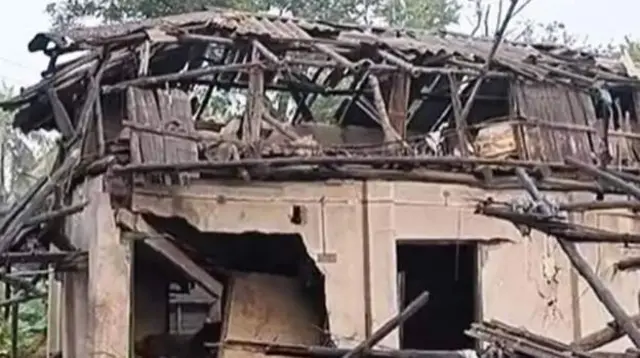 బాంబు పేలుడుతో దెబ్బతిన్న ఇల్లు