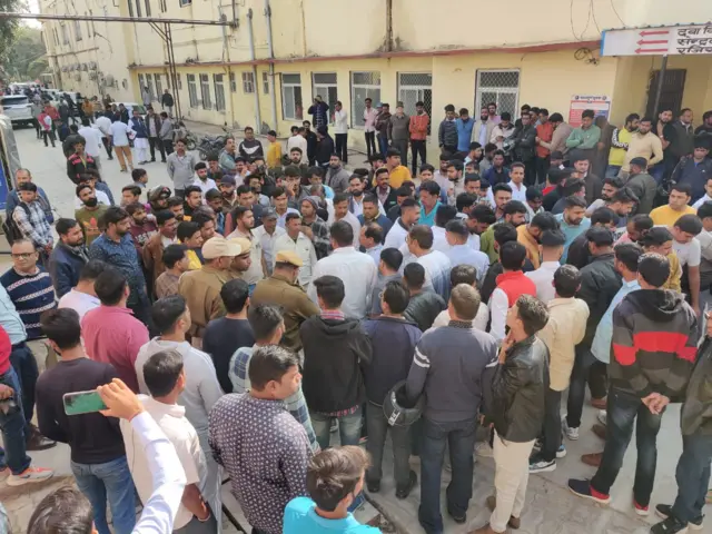 अस्पताल के बाहर मौजूद भीड़