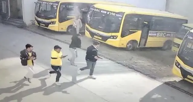 हत्या के बाद फायरिंग करते हुए अभियुक्त