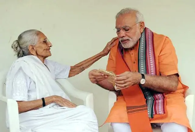 प्रधानमंत्री नरेंद्र मोदी अपनी मां हीराबेन के साथ (फ़ाइल फ़ोटो)