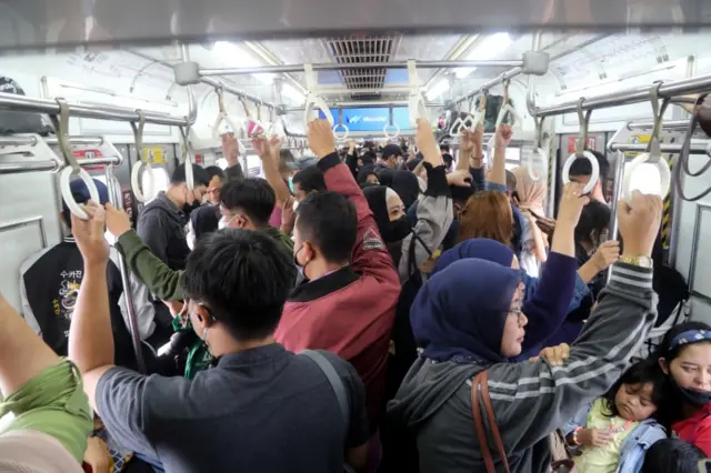 إندونيسيون في الترام