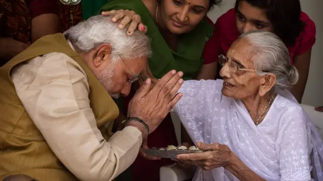 पीएम नरेंद्र मोदी की माँ